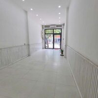 Minh Phụng, Phường 9, Quận 11  Diện tích: 3,5m x 14,5m, 1 trệt 1 lửng 1 lầu, 3 phòng, 3 toilet, có cửa cuốn và cửa kính sẳn, có sân trước dễ dàng kinh doanh mọi mặt hàng.
