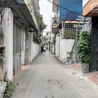 Bán nhà 3 mặt thoáng DT: 47,6m2, 3 tầng cũ tại Vũ Xuân Thiều, Sài Đồng. Đường thông xe ô tô 7 chỗ