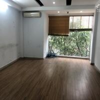 Bán nhà mặt phố Kim Mã giá tốt, DT 32m2, 5 tầng, cơ bản, tiện ích đầy đủ, sổ đỏ cất két