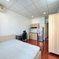 Phòng Ban Công 30M2 Fullnt Vị Trí Trung Tâm Giáp Q1 Gần Ngay Phan Xích Long