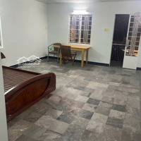 Cho Thuê Lầu 60M2 Sát Trung Tâm Q1
