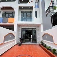 Nhà thiết kế hiện đại 5x35 có sân đậu ô tô ngay chợ Trung Thành SHR.