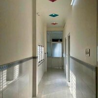 CHỦ GIẢM 2 TỶ . Bán nhà lầu MT bờ hồ Huỳnh Cương .