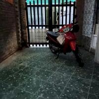 nhà trống có 3 phòng ngủ kết cấu trệt gác đúc mỗi phòng 20m2 và Có 2wc
