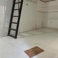 nhà trống có 3 phòng ngủ kết cấu trệt gác đúc mỗi phòng 20m2 và Có 2wc