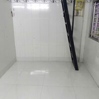 nhà trống có 3 phòng ngủ kết cấu trệt gác đúc mỗi phòng 20m2 và Có 2wc