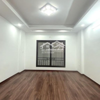 Bán Gấp Nhà Gia Quất , Long Biên 32M2, 5Tầng , Nhà Mới , Full Nội Thất - Giá Nhỉnh 4 Tỷ