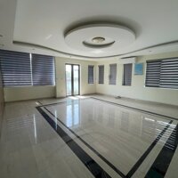 Cho thuê nhà mặt đường Hồ Sen siêu đẹp có thang máy