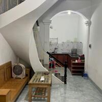 Cho thuê nhà ngõ Giếng Mứt, 3.5 tầng x 32m2, 2 ngủ, 8 Triệu ở gđ, nhóm ngoan