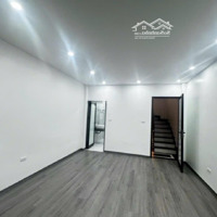 Bán Nhà Phố Bồ Đề 32.8M2, 5 Tầng, Mặt Tiền 3.9M, 9.8 Tỷ