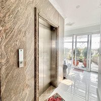 Siêu Phẩm *Cầu Giáy * Cả Phố Chỉ Có 1* Toà Nhà Văn Phòng* Diện Tích: 251M*
8 Tầng*Mt 10.5M* Giá Bán 130 Tỷ.