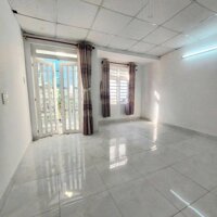 Chính chủ bán nhà Hàn Hải Nguyên, Quận 11. Giá 5,7 tỷ/DT: 60m2 (4x15m). 1 trệt 2 lầu. 4PN + 4WC