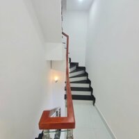 Sang gấp nhà đẹp MT Hoàng Xuân Nhị, Phú Trung, Tân Phú. Giá cắt lỗ 4tỷ050/căn 86m2, ngang 5m. SHR