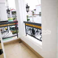 Phòng Ban Công Thang Máy Gần Công Viên Làng Hoa