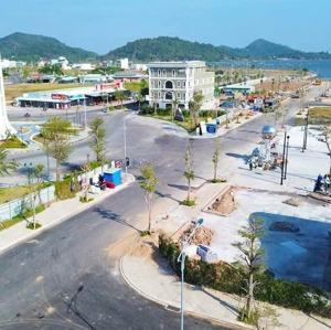 căn hộ 1 trệt, 3 lầu, view biển, nằm ngay trung tâm. gần chợ, gần khu trung tâm mua sắm, gần cảng