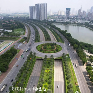 cần cho thuê nhà mặt đường nguyễn văn huyên kéo dài. dt 70m2x 5t thông sàn +1 hầm cho vp thuê.