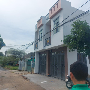 nhà ngay chợ mỹ hạnh nam. gần cầu lớn diện tích 70m2, cho thuê 3 tr/tháng