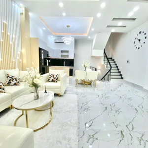 cô lệ cần bán gấp nhà mt đường xóm củi.quận 8.giá cực tốt chỉ 1tỷ7/60m2.sổ hồng riêng.tiện cho thuê