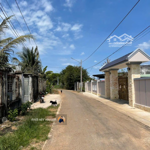 Nhà Thị Trấn đất đỏ, 196m2-ngang 10x20m, 60 Thổ Cư, Ngay Trung Tâm Uỷ Ban Trường Học, Giá 1tyx