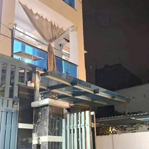nhà ngang 6 dài 24m 3 tầng đối diện cửa toà án q12
