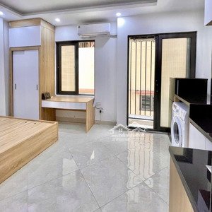 phòng có ban công riêng , sở hữu máy giặt riêng cho mình . phòng thoáng và gọn gàng