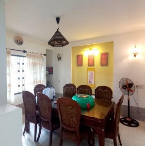 biệt thự 4 tầng đường 7 m, lý phục man quận 7. 10*13 chỉ 13 tỷ.