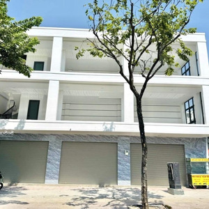 mặt tiền kinh doanh sầm uất - ngang 18m phạm văn đồng p11 bình thạnh - sát emart