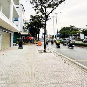 bán gấp nhà mặt phố kinh doanh đa ngành phạm văn đồng, ngang lớn 18m , vỉa hè 8m , bình thạnh, hcm