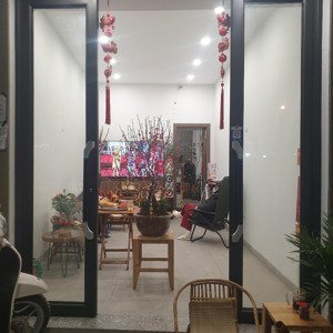 cửa hàng tại 79 phố phương mai (ngã tư) cho thuê, diện tích 30m (mặt tiền rộng 3.2m).