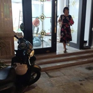 - cho thuê nhà mặt tiền kinh doanh nguyễn thái học: 80m x 5 tầng, mt 3.5m, nở hậu 5m