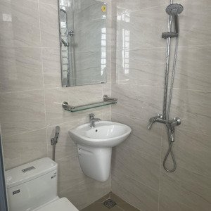 cho thuê nhà mặt tiền vị trí siêu đẹp,khu vực sát chợ đầu mối , ql1a , trệt 3 lầu , 5wc 6wc