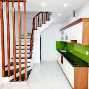nhà lô góc 4t*32m đông la,ôtô đỗ gần 600 ra vành đai 4,3 bước chân ra chợ ,trường,bv nhi hà nội 1km