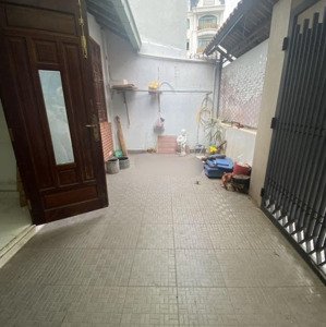 phòng trống lầu 1 trong nhà nguyên căn. cạnh coopmart q9 ngã 4 thủ đức. giờ giấc tự do