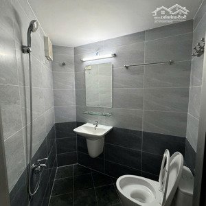 mặt bằng có tolet giá thuê 19 triệu thương lượng nhẹ đường hồ văn huê