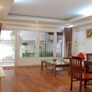 Cho thuê căn hộ 1PN giá rẻ, rộng tới 60m2 tại Phó Đức Chính, Trúc Bạch, Ba Đình