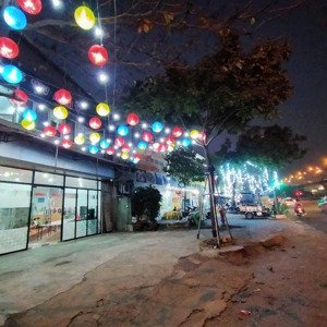 cửa hàng ở cự khối long biên với diện tích 120m2, sạch sẽ, thoáng mát, vỉa hè rộng