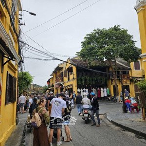 bán căn nhà trung tâm phố cổ hội an. căn nhà hai tầng thiết kế tuyệt đẹp theo lối kiến trúc phố cổ