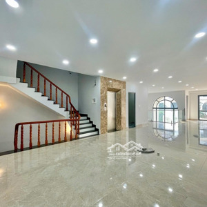 tòa nhà văn phòng - cho thuê tầng 2 - 7x12m sàn, có thang máy, hầm xe chỉ 11 tr/th - kđt vạn phúc