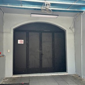 nhà thuê hẻm rộng 8m, 34 nguyễn thị thập 4x20 cấp 4 2pn 1wc ô tô đậu trước nhà