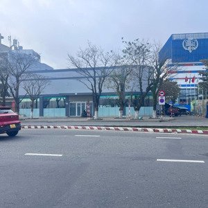 Cho Thuê Showroom 3 Mặt Tiền đường Nguyễn Tất Thành, 700m2, Ngang 25m