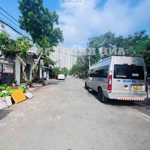 bán nhà 3 tầng đường 11m, ra đường song hành hà nội chỉ 100m sát tuyến metro. p trường thọ, thủ đức