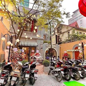 trung tâm hoàn kiếm - mặt bằng sân vườn rộng hơn 500m2