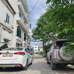 căn góc 4tx41m2 đường 5m ôtô tránh nhau trục chính kinh doanh,1km ra ubnd đông la giá đầu tư 3,6 tỷ