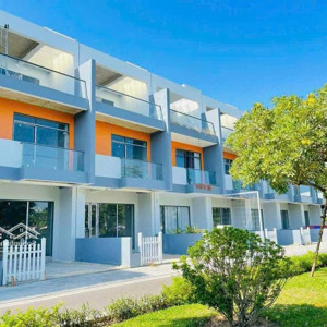 nhà thô 3 tầng căn sạch đẹp thuộc dãy shophouse đường 18m đối diện gói 7 rẻ nhất khu chỉ 5,6 tỷ
