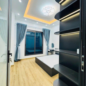cho thuê hộ gia đình nhà 103a ngõ 508 đường láng 30 m2 xây mới 100%, 5 tầng, 2 mặt thoáng