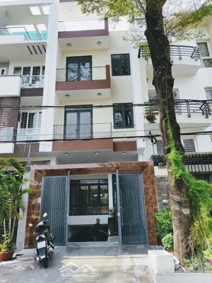 mặt bằng kinh doanh 135m2 đối diện trường tiểu học và trung học. tự do kinh doanh thoải mái