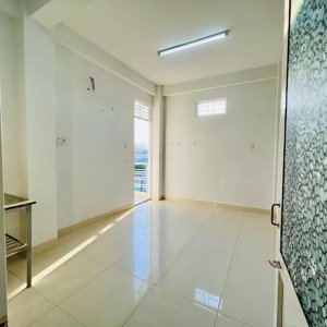 Phòng Sạch Sẽ, Thoáng Mát Có Ban Công, đảm Bảo Pccc, Khu Vực An Ninh, Không Ngập Lụt, Giá 2,1tr