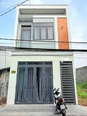 Nhà trệt lầu và dãy trọ 5 phòng - Gần Đại Học Y Dược và đại học FPT