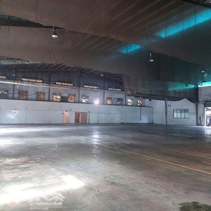 cho thuê nhà xưởng diện tích 6600 m . diện tích sử dụng 4600 m có pccc bên hông có trạm điện 560 kw