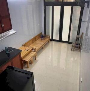 Cho thuê nhà ngõ Lương Sử, Đống Đa 3 tầng, 2 ngủ, 10 Triệu